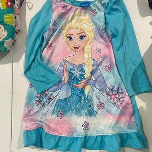 Frozen girls nightgown.